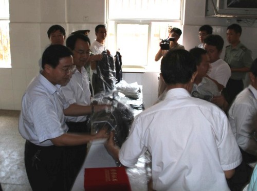 延安市红十字会向6所学校捐赠学生校服