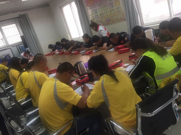 市红会对绿洲、雷霆救援队进行应急救援培训