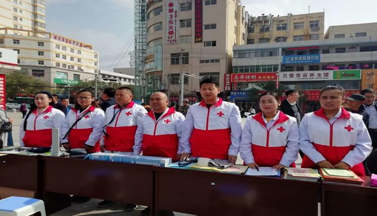 志丹县红十字会进行健康扶贫大型宣传、义诊活动