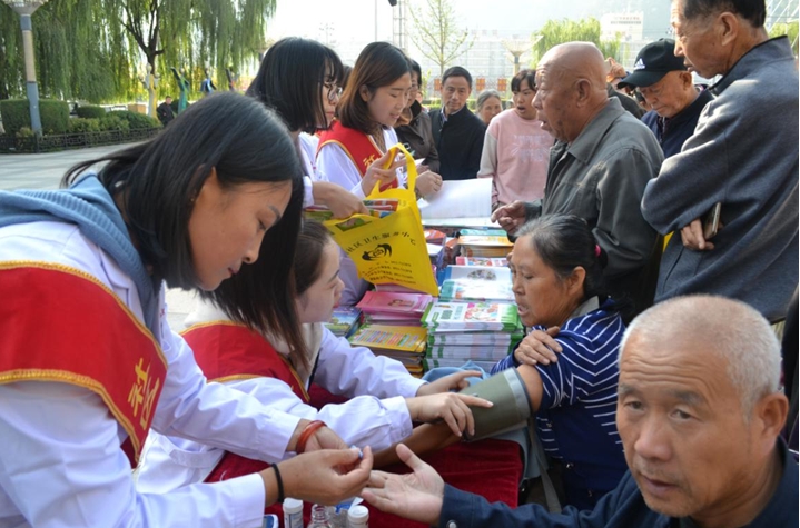子长县红十字会举办“人道博爱献爱心，共驻联建解忧民”爱心物资发放仪式